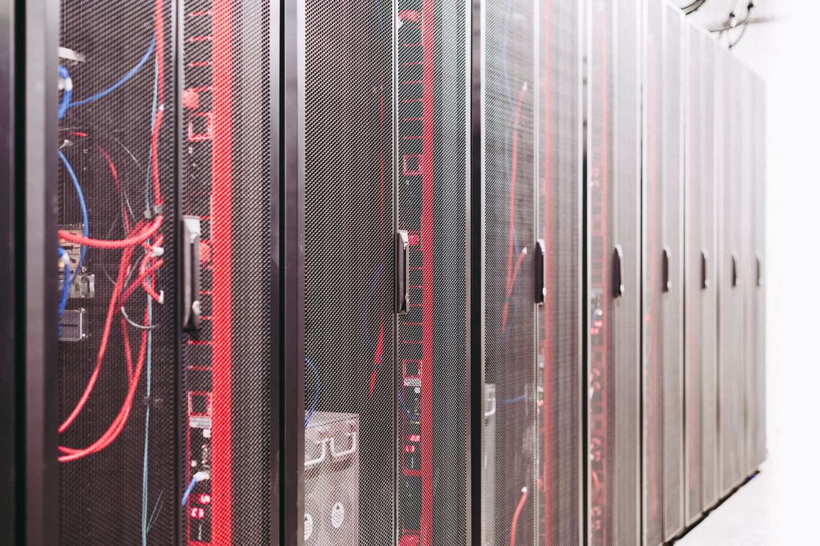 Racks de servidores em um data center moderno