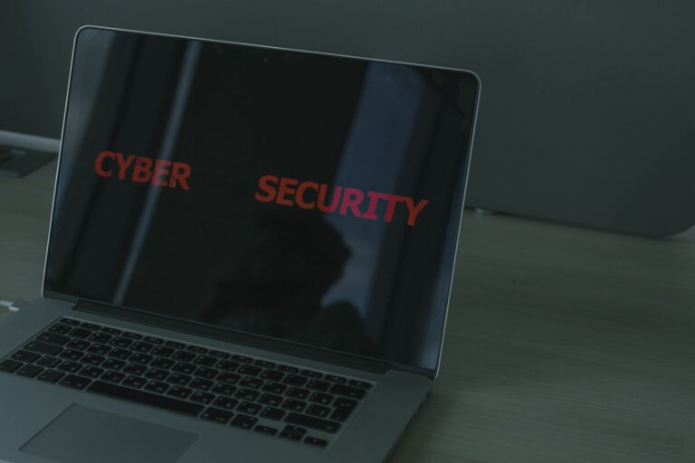 Notebook exibindo recursos de segurança para proteção de dados corporativos